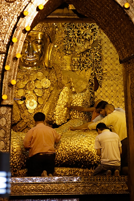 Mandalay-Bouddha Mahamuni-075